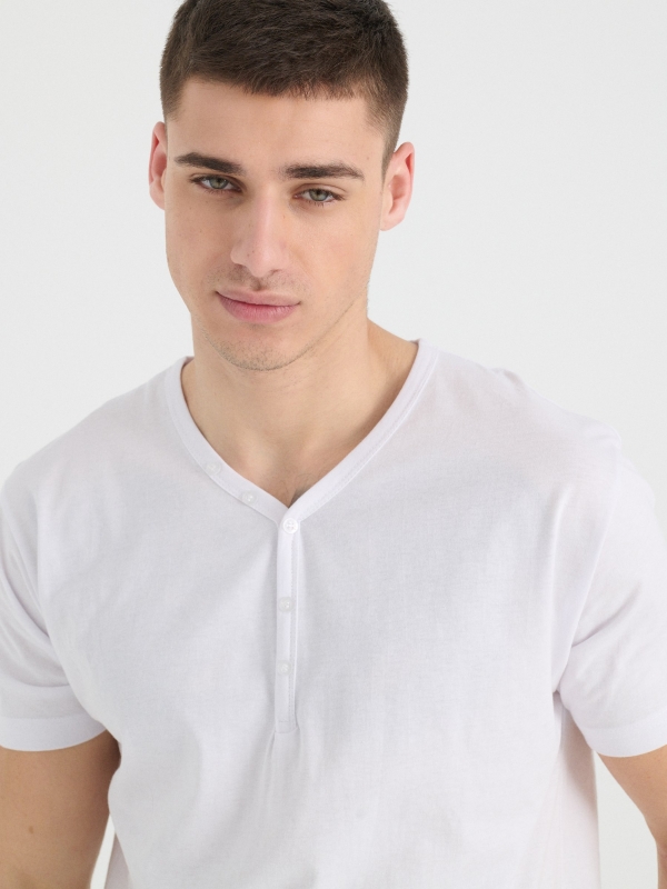 T-shirt gola com botões branco vista detalhe