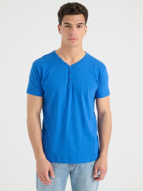 T-shirt gola com botões azul vista meia frontal