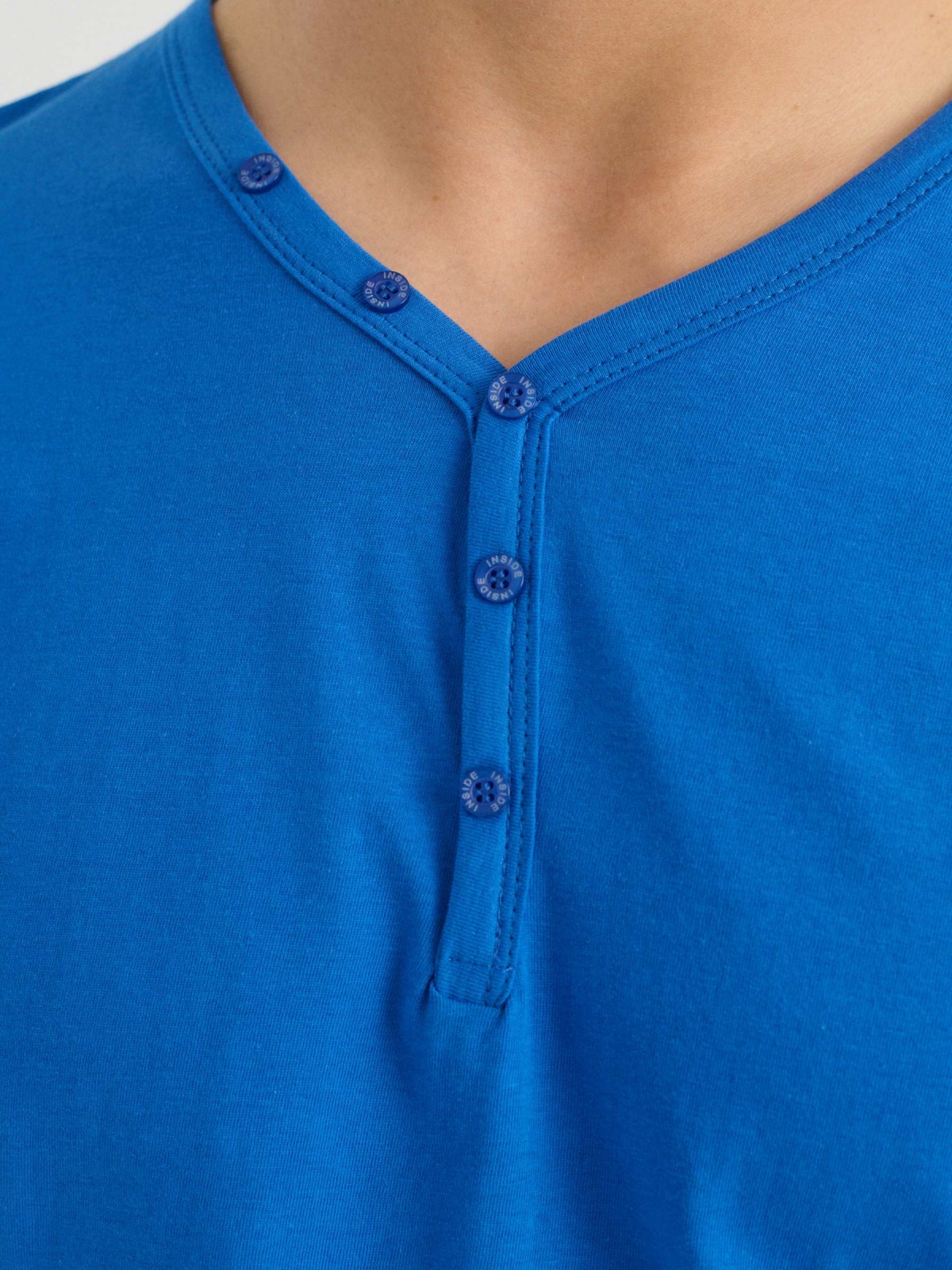 T-shirt gola com botões azul vista detalhe