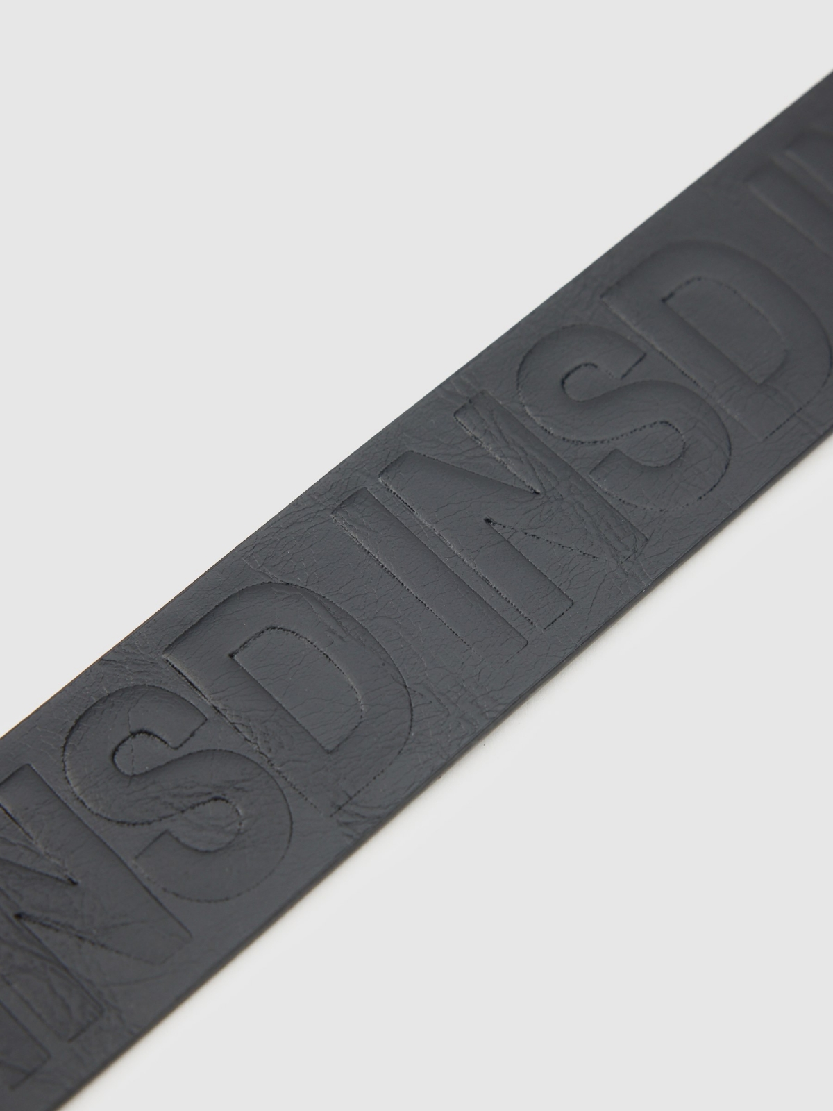 Cinturón básico logotipo negro vista detalle
