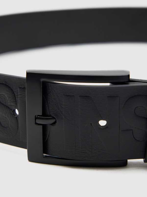 Cinturón básico logotipo negro vista detalle