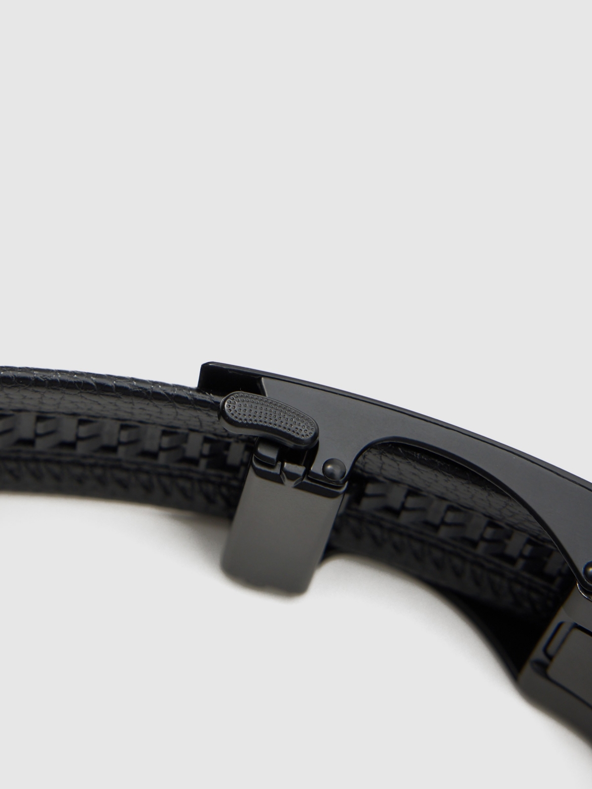 Cinturón básico negro vista detalle