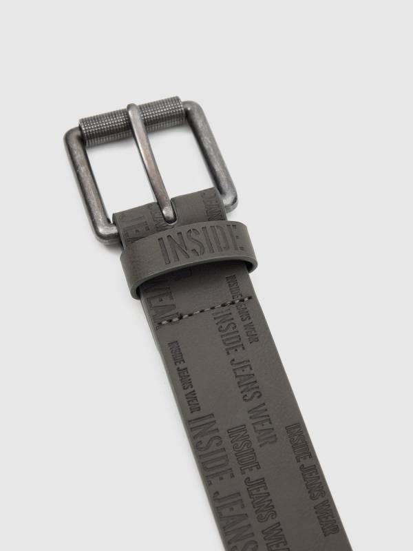 Cinturón texto grabado gris vista detalle