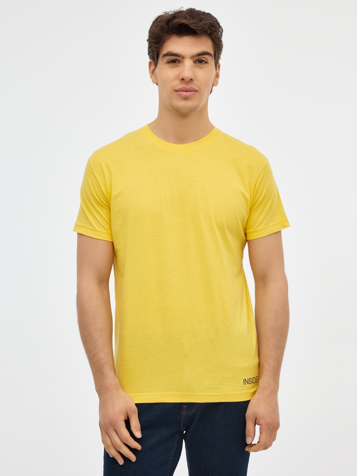 T-shirt básica manga curta amarelo vista meia frontal