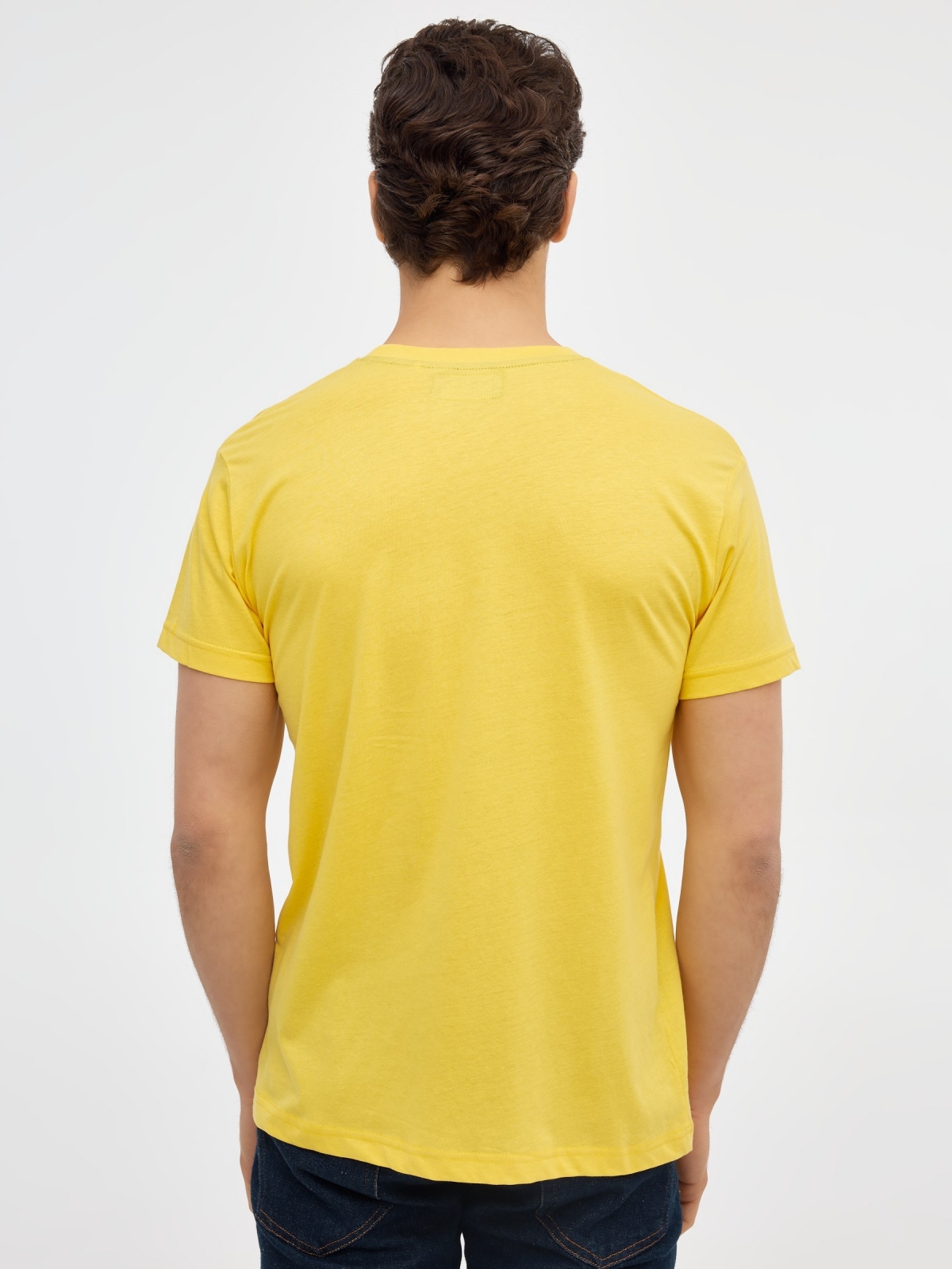Camiseta básica manga corta amarillo vista media trasera