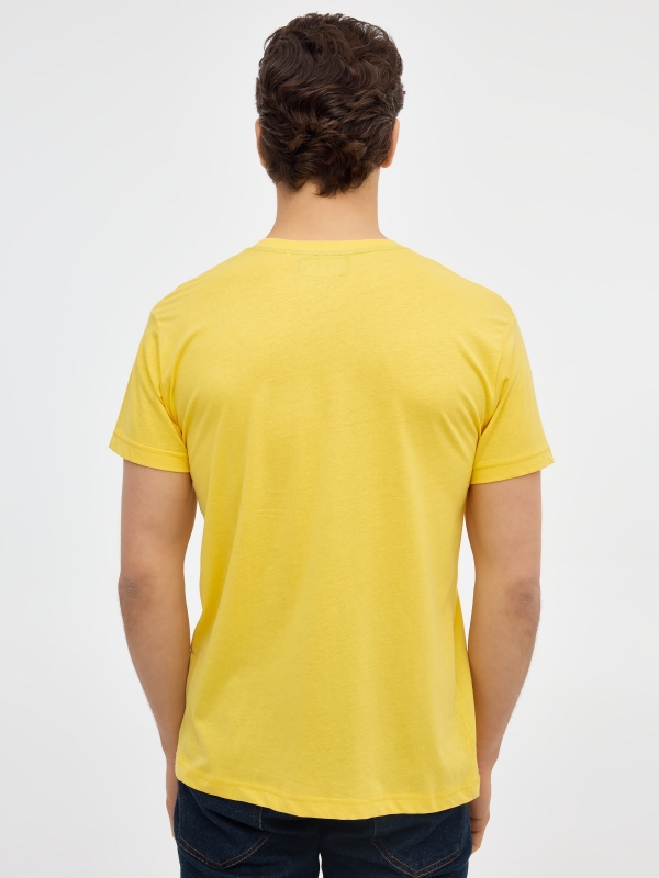T-shirt básica manga curta amarelo vista meia traseira