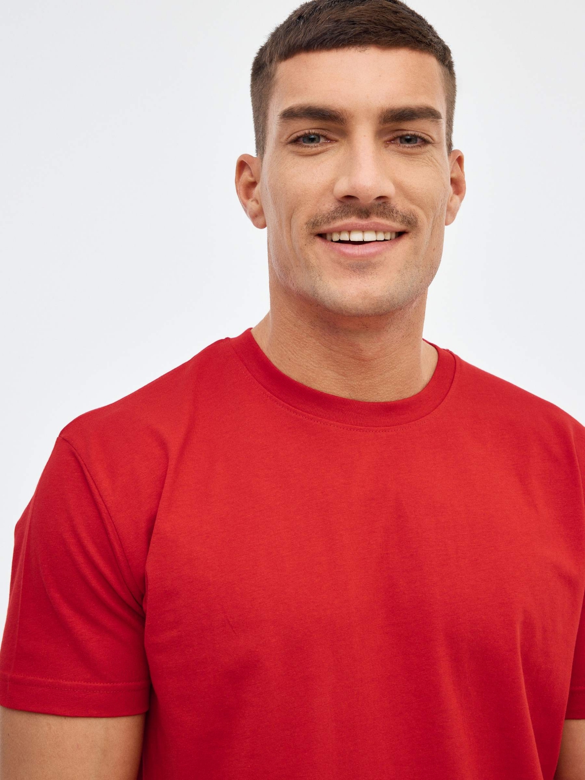 T-shirt básica manga curta vermelho vista detalhe