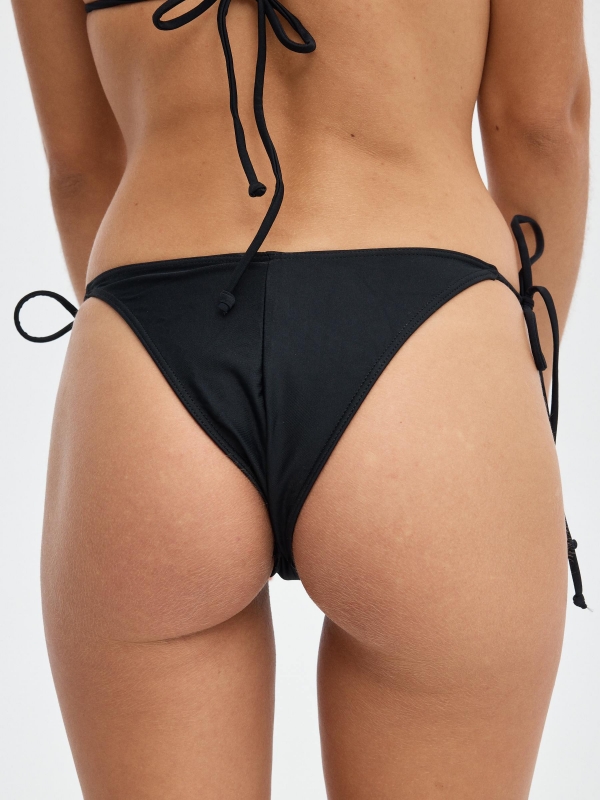Fundos de bikini brasileiro de gola em V preto vista detalhe