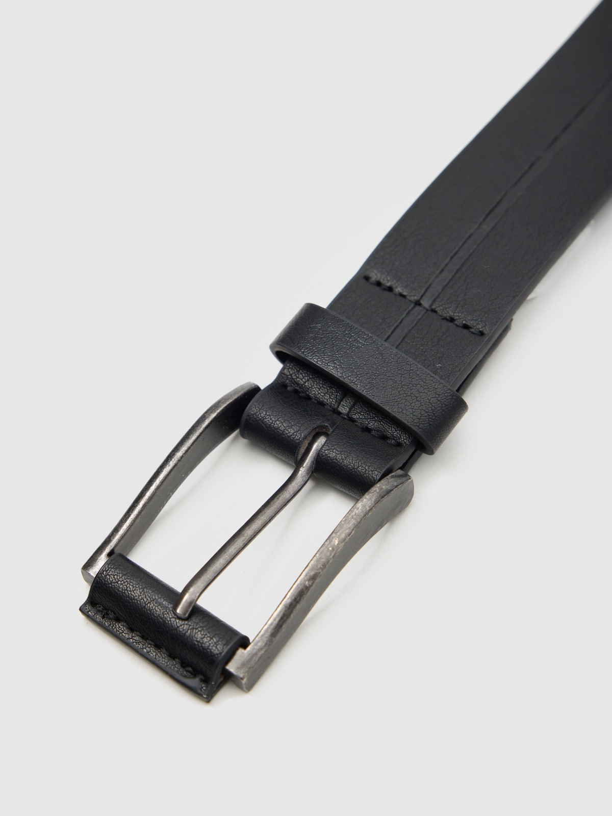 Cinturón polipiel vestir negro vista detalle