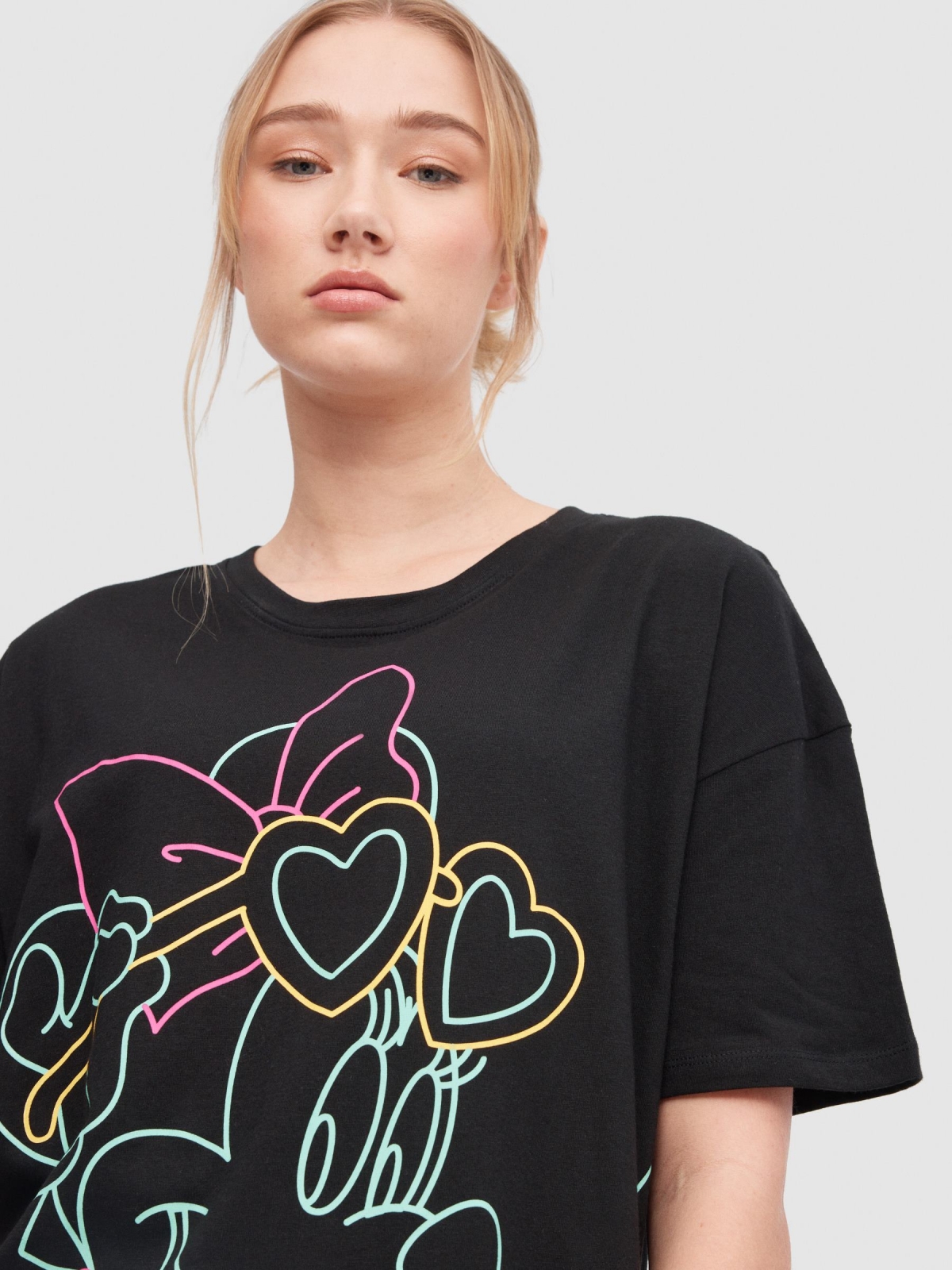 T-shirt oversize Minnie preto vista detalhe