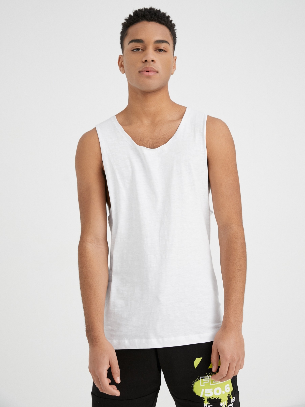 Basic tank t-shirt white middle front view