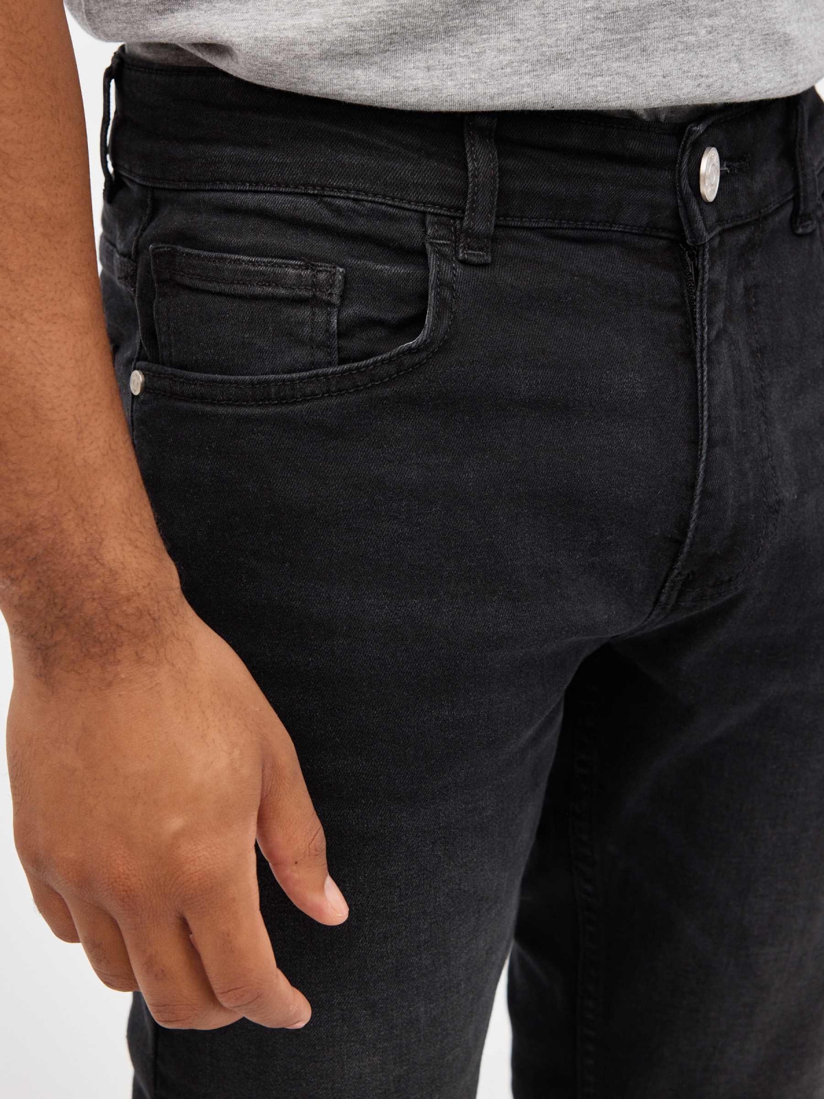 Jeans rasgadas normais preto vista detalhe