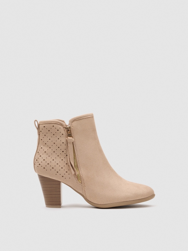 Low-heel die-cut leather-effect ankle boot sand