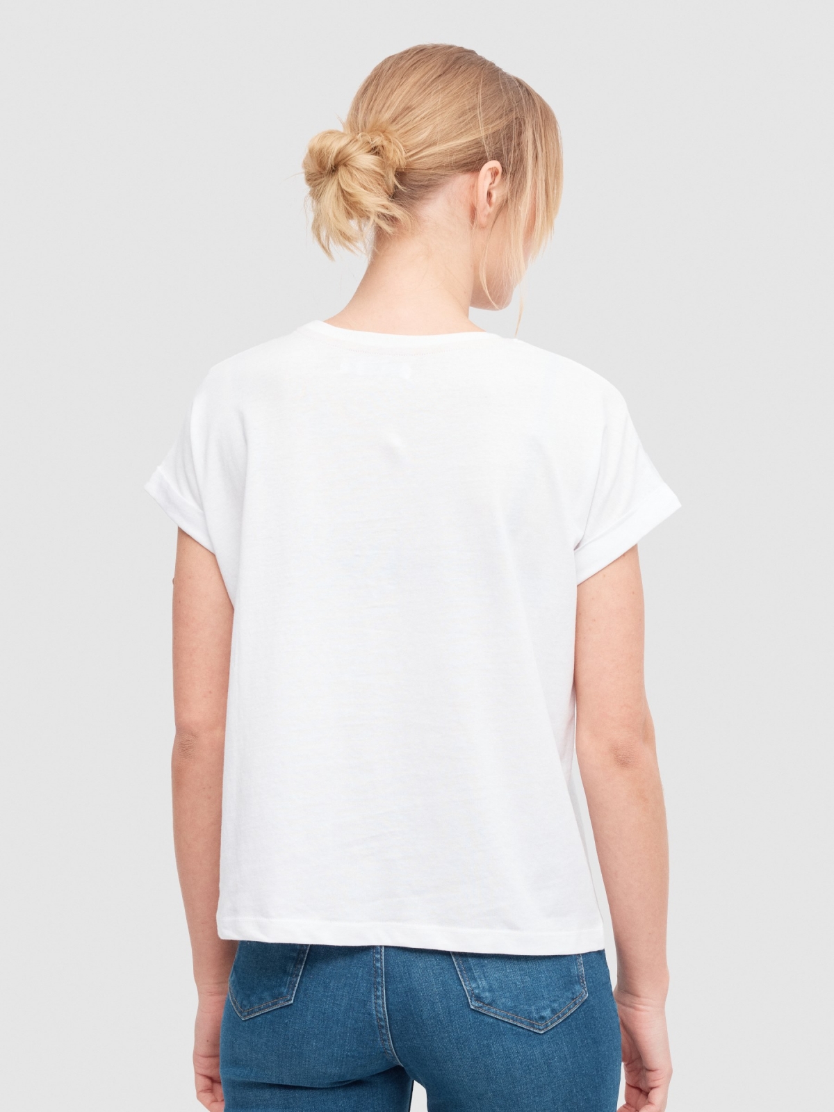 T-shirt com paisagem costeira branco vista meia traseira