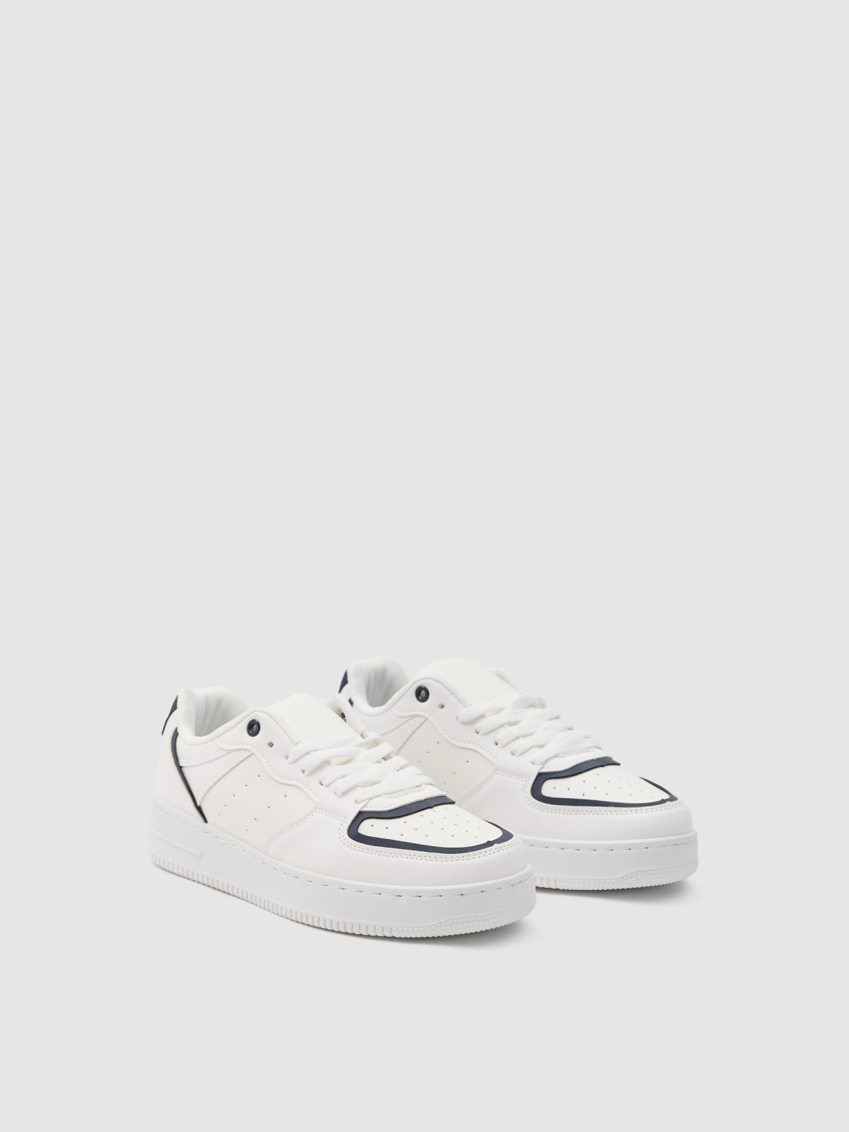 Basic skater sneaker with detail white 45º front view