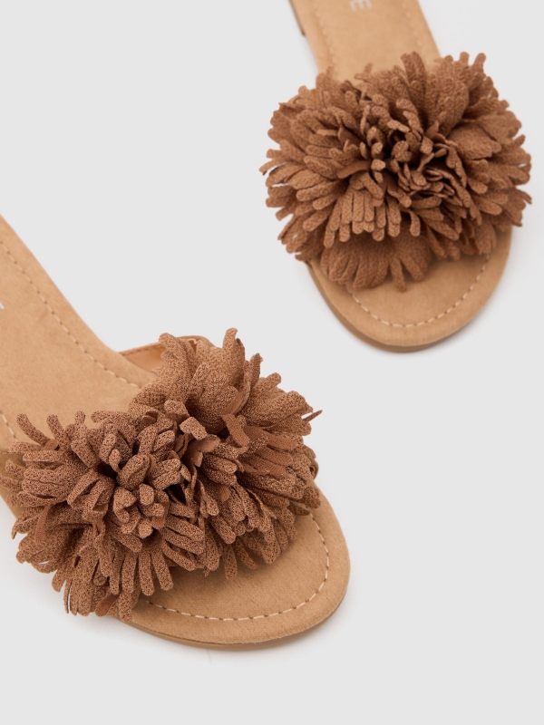 Sandália floral marrom vista detalhe