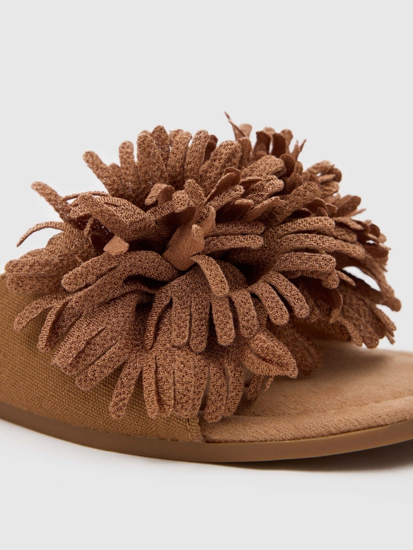 Sandália floral marrom vista detalhe