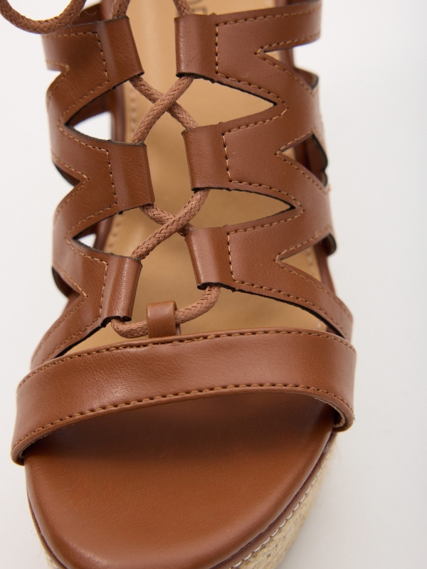 Leatherette Roman wedge brown detail view