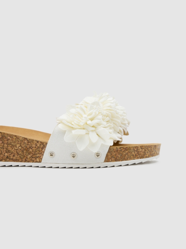 Flower wedge off white detail view