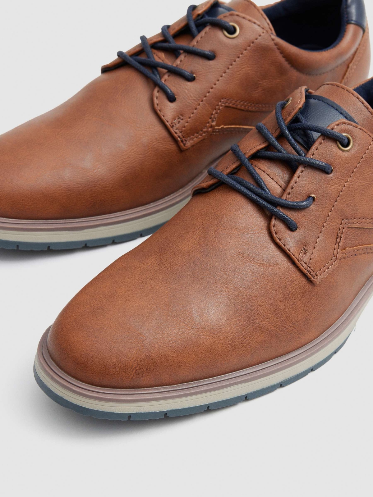 Sapatos blucher couro sintético marrom vista detalhe