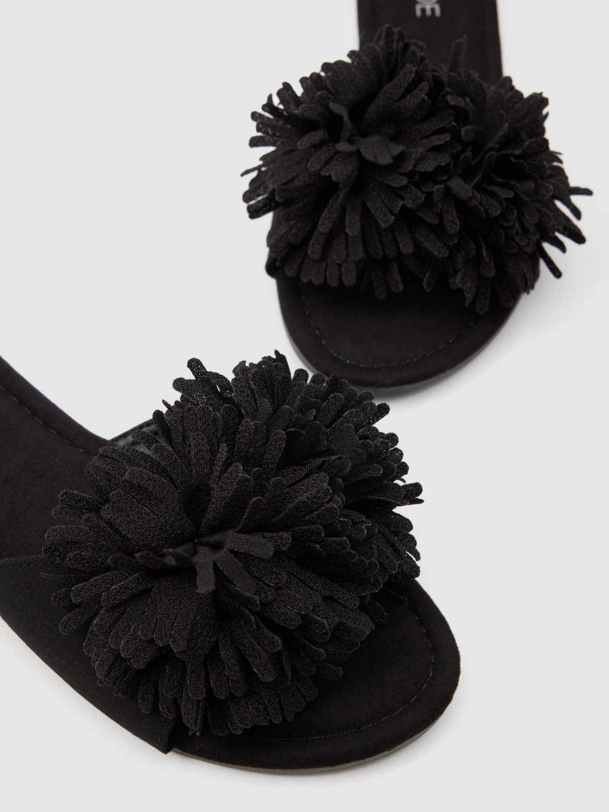 Sandalia pala flor negro vista detalle