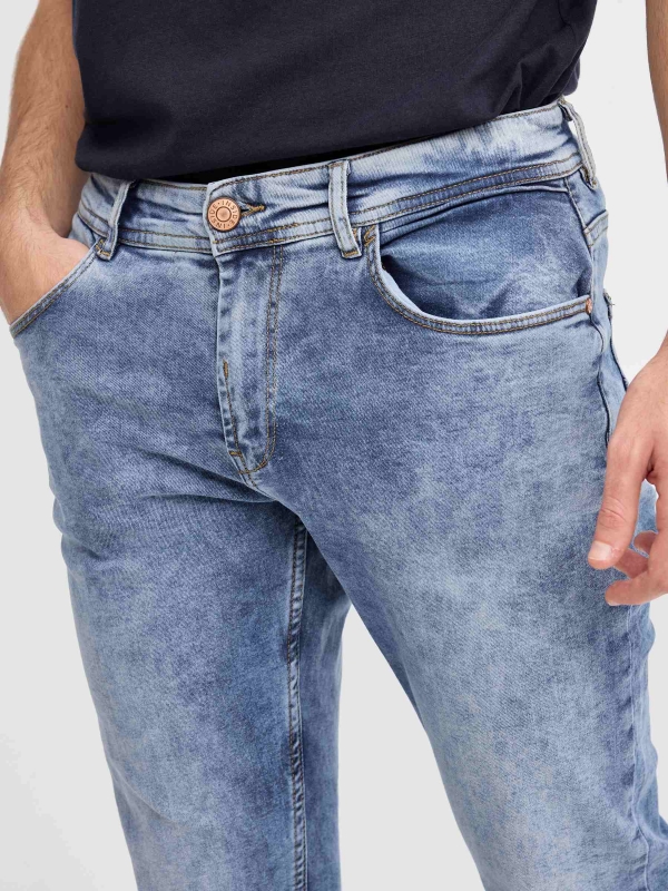 Jeans lavagem normal azul vista detalhe
