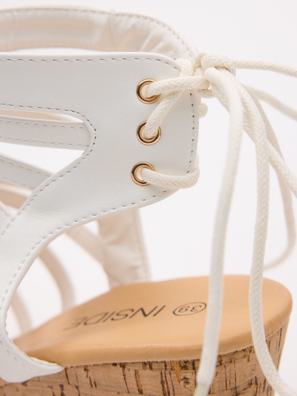 Sandália de tiras com cunha efeito cortiça branco vista detalhe