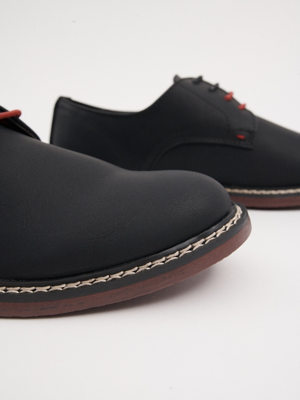 Sapato Blucher com cadarço preto vista detalhe