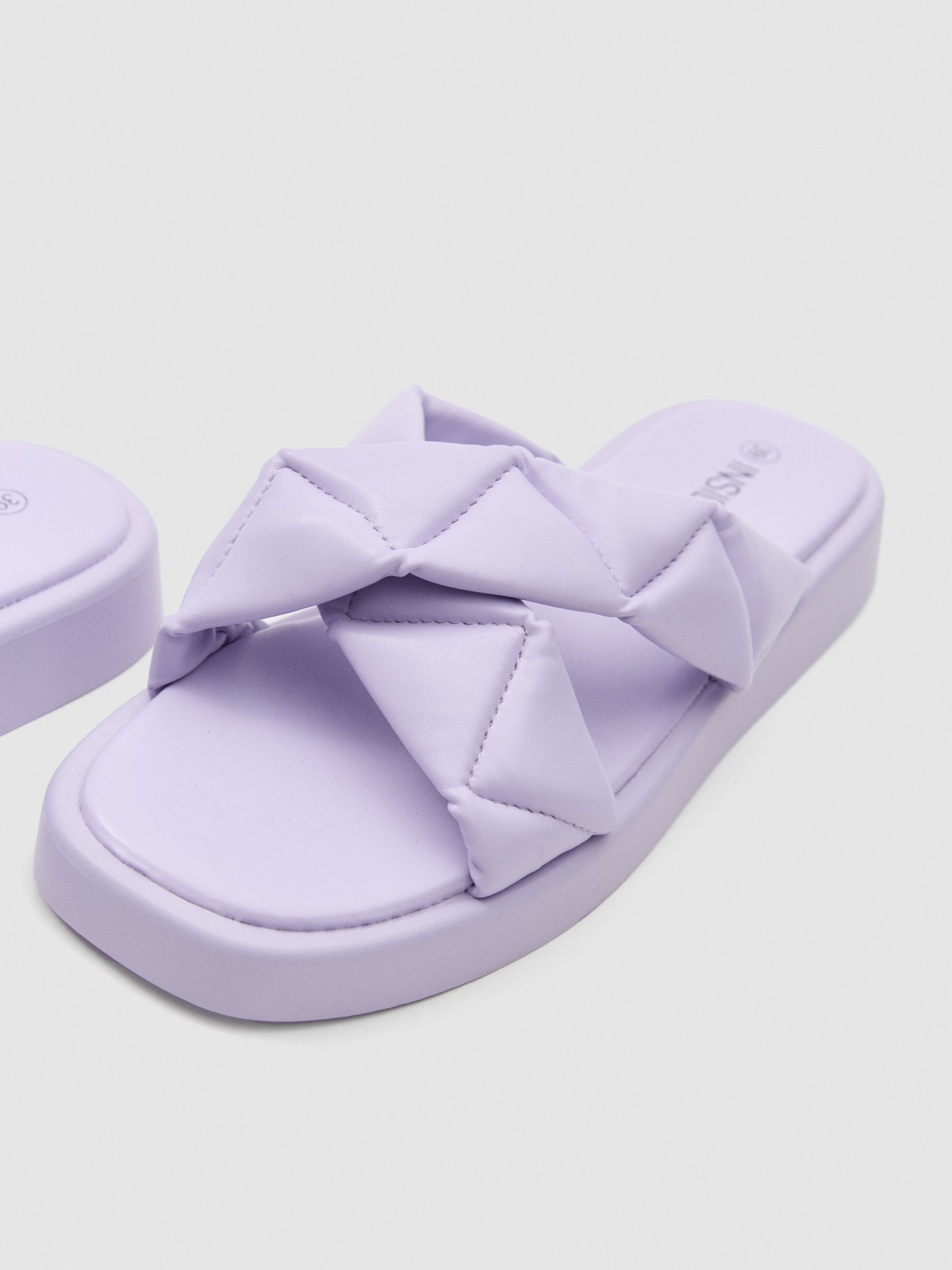 Sandal with crossed straps mauve detail view