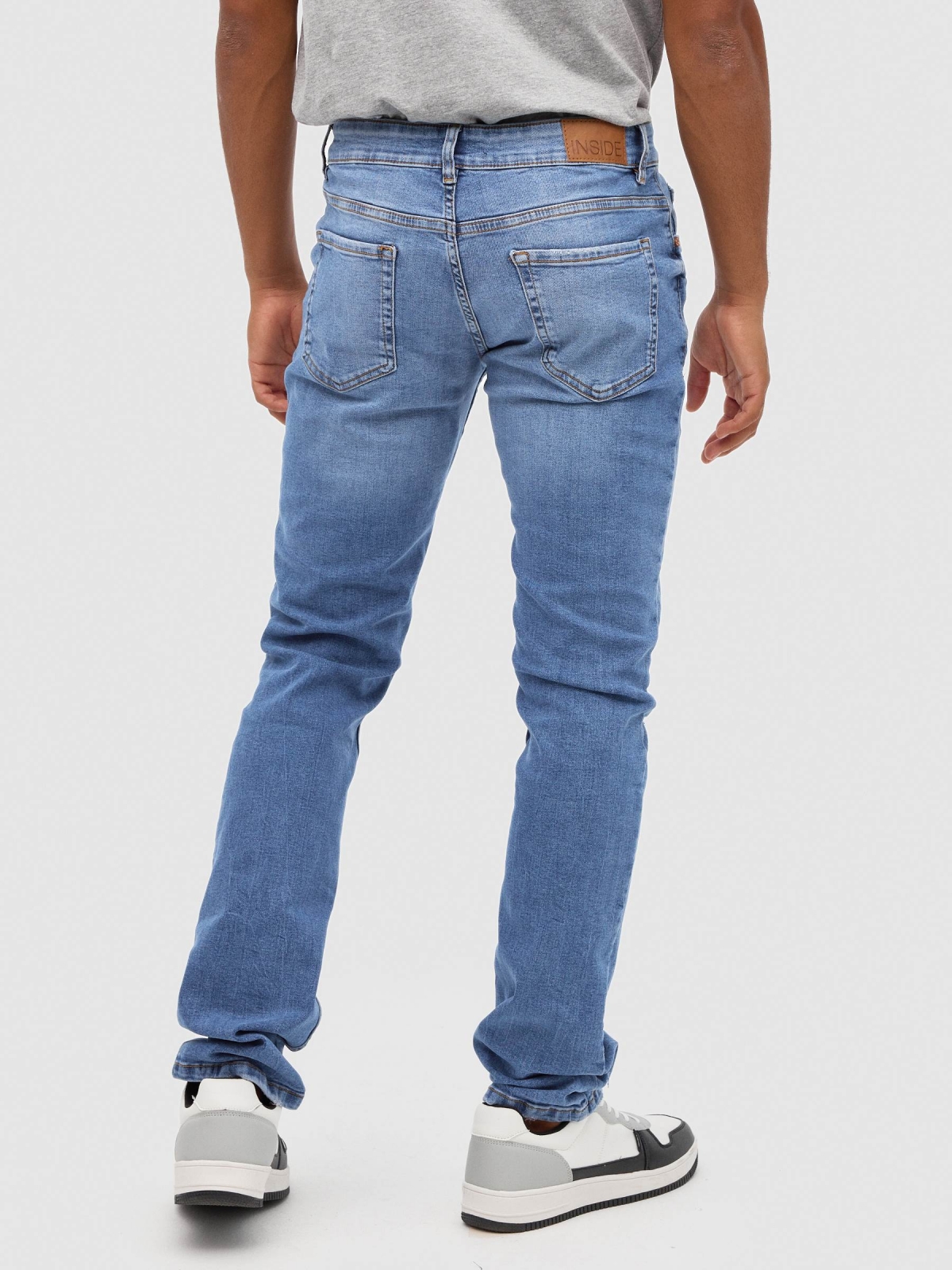 Jeans regular azul vista meia traseira