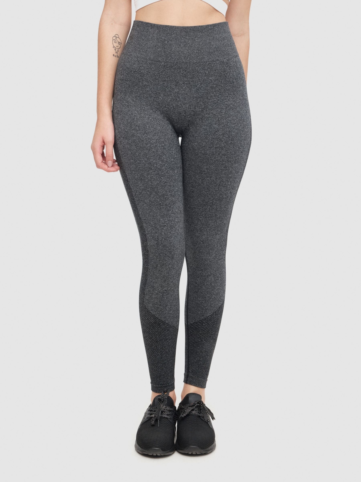 Leggings scrunch bum gris oscuro vista detalle