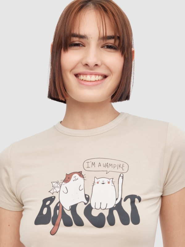 Camiseta gatos taupe vista detalle