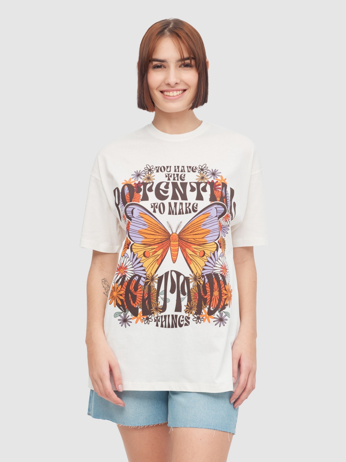 Camiseta oversize Mariposa blanco roto vista media frontal