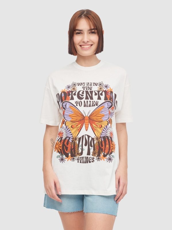 T-shirt oversize Mariposa off white vista meia frontal