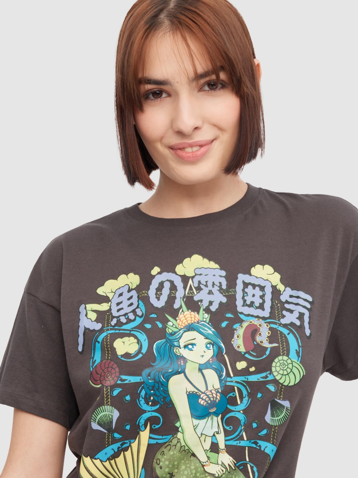 T-shirt com estampado de sereia cinza escuro vista detalhe