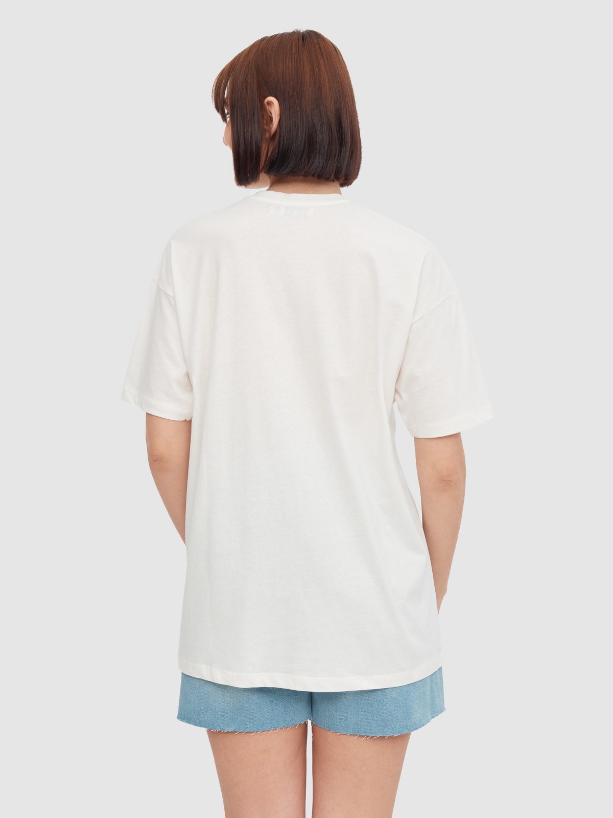 T-shirt oversize Mariposa off white vista meia traseira