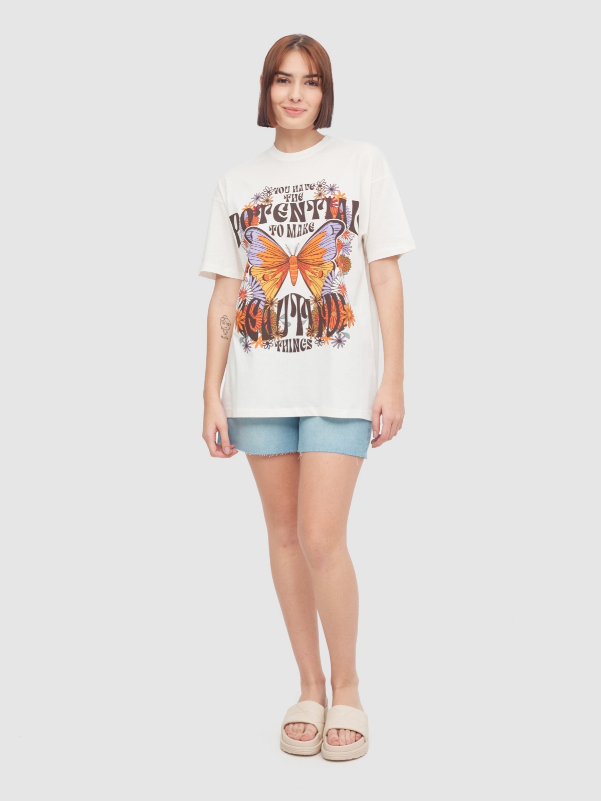 T-shirt oversize Mariposa off white vista geral frontal