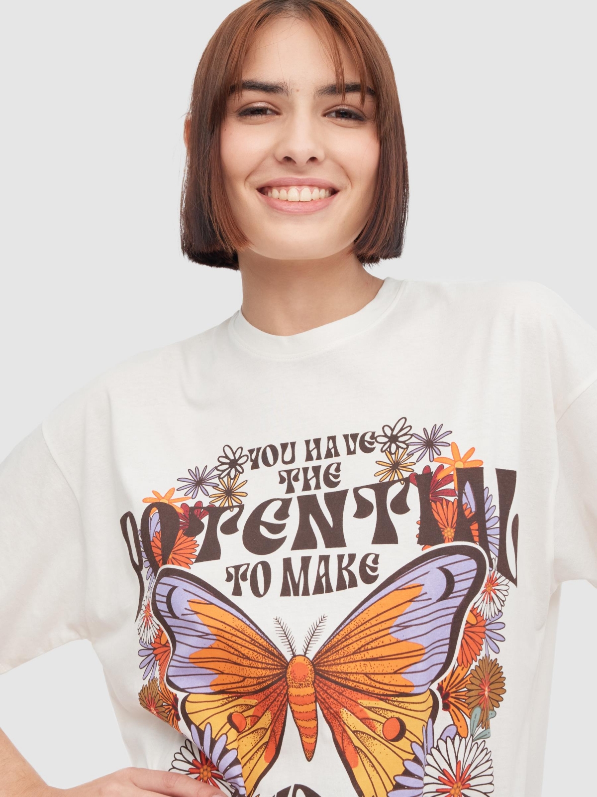 Camiseta oversize Mariposa blanco roto vista detalle