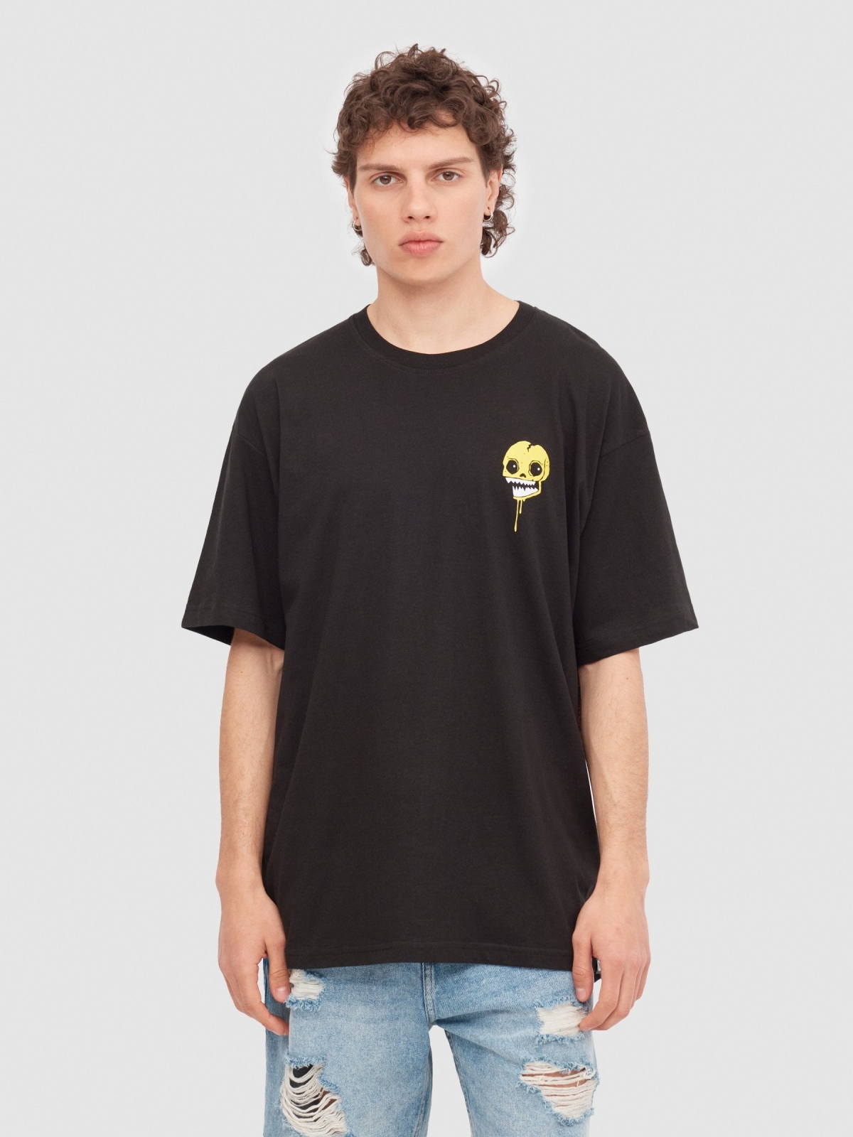 T-shirt oversize graffiti de caveira preto vista meia frontal