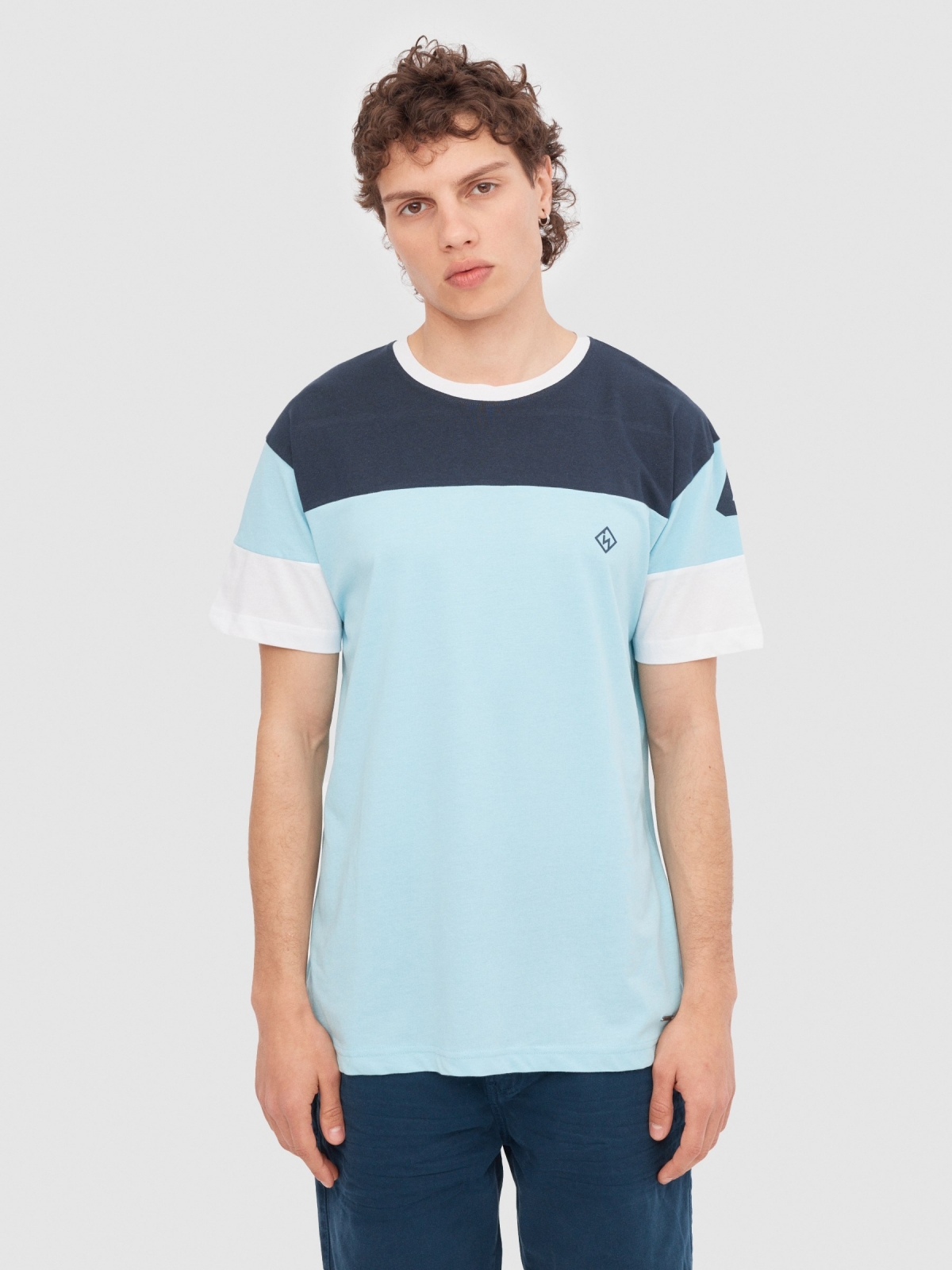 T-shirt desportiva com textura azul claro vista meia frontal