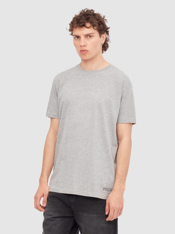 T-shirt básica de manga curta cinza vista meia frontal