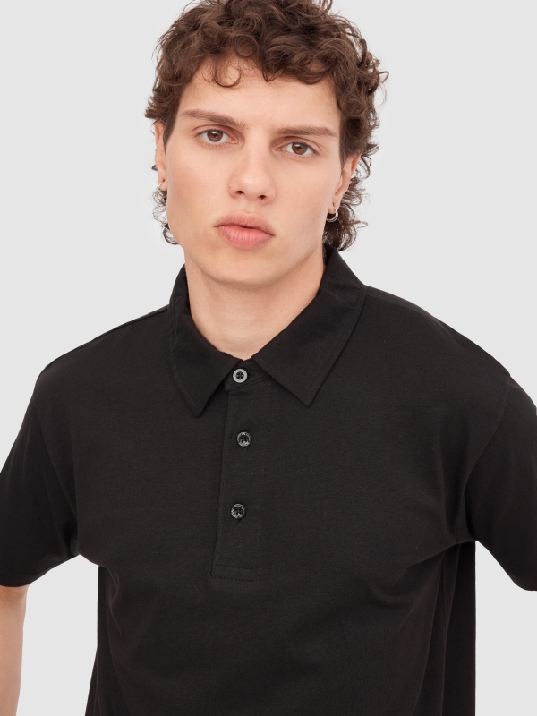 Basic short-sleeved polo shirt black detail view