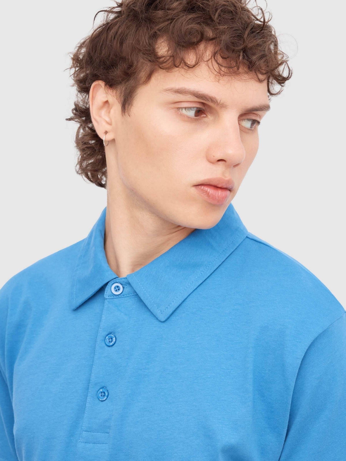 Basic short-sleeved polo shirt blue detail view