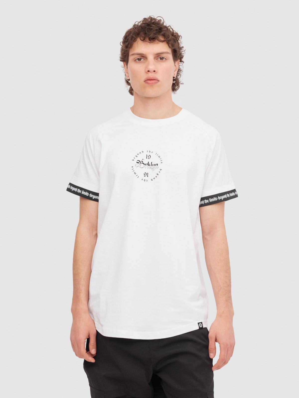 T-shirt raglan com pormenor de texto branco vista meia frontal