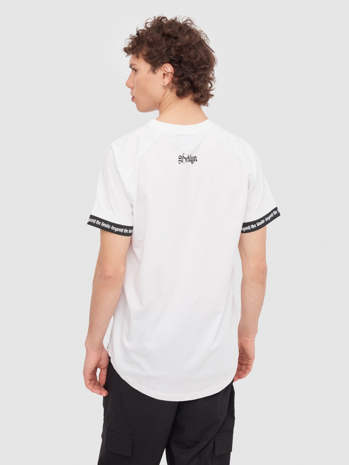 T-shirt raglan com pormenor de texto branco vista meia traseira