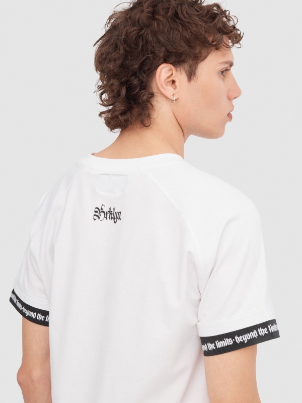 T-shirt raglan com pormenor de texto branco vista detalhe