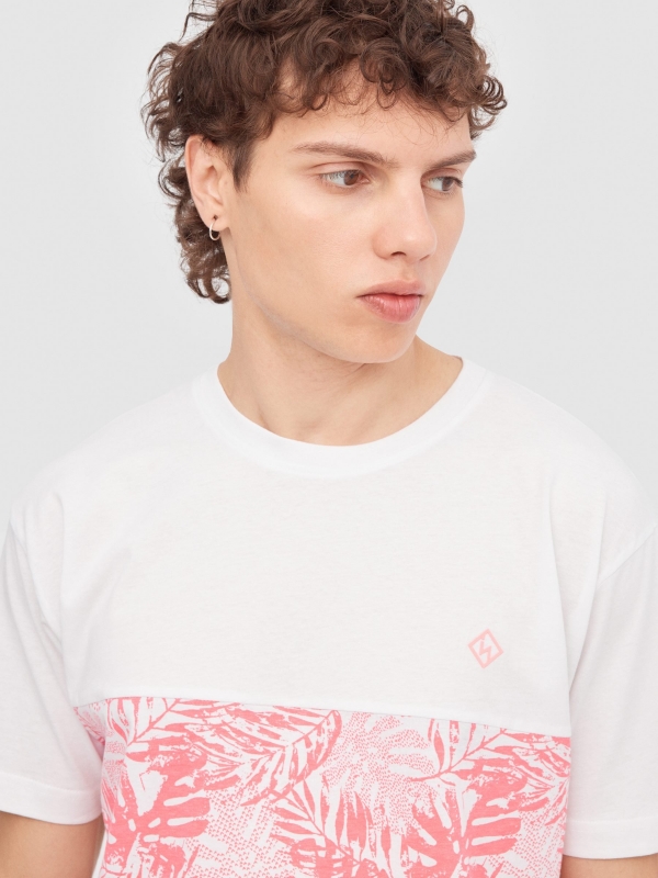T-shirt com textura tropical rosa vista detalhe