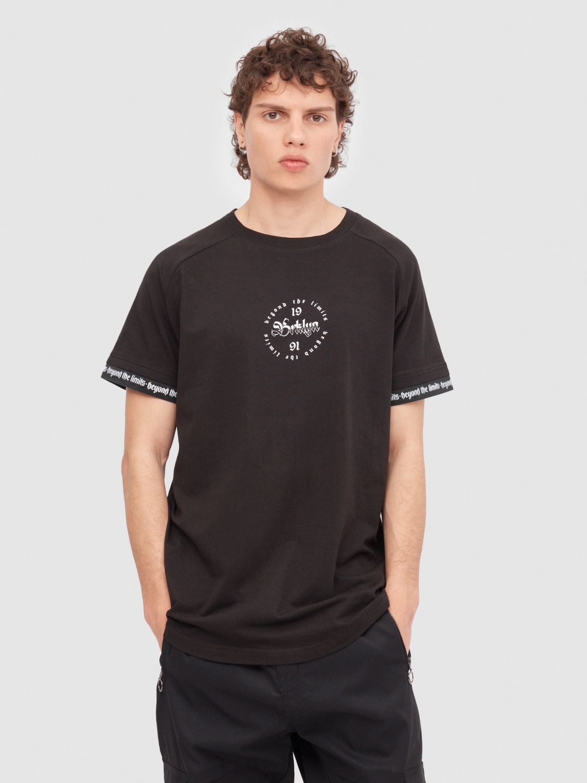 T-shirt raglan com pormenor de texto preto vista meia frontal