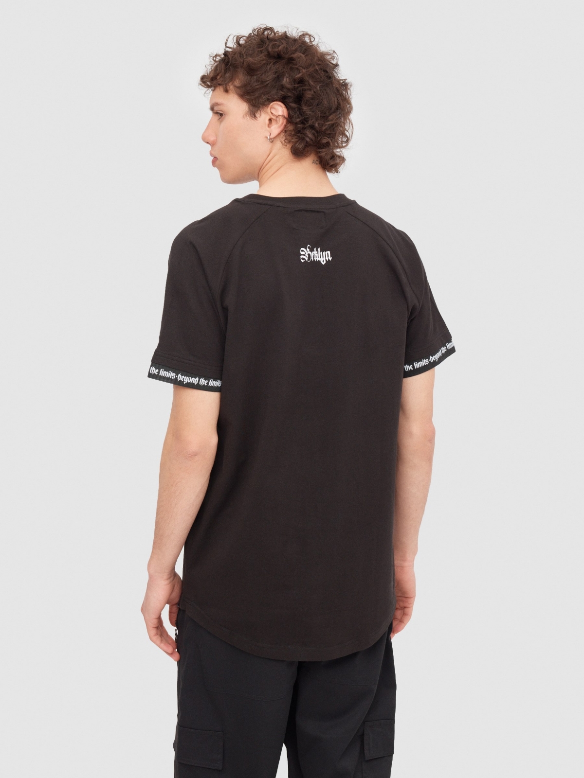 T-shirt raglan com pormenor de texto preto vista meia traseira
