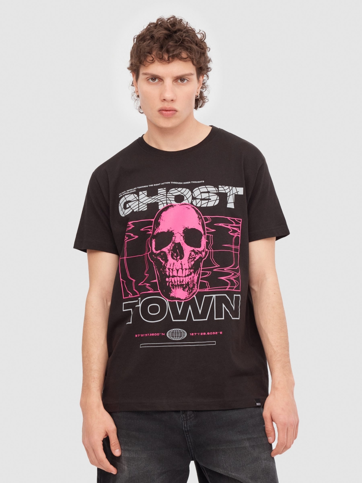 T-shirt com caveira de néon preto vista meia frontal